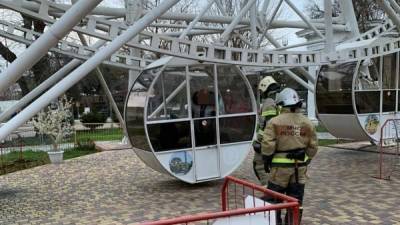 В Евпатории застрявших на колесе обозрения людей снимали спасатели