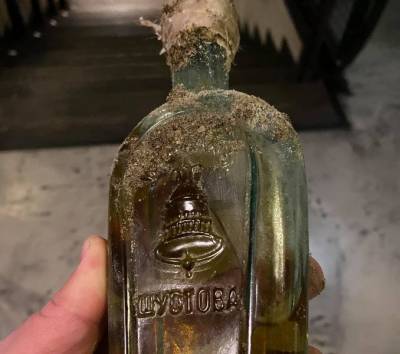 Подфартило: в Одессе рабочие нашли бутылку 100-летнего коньяка
