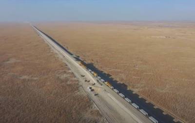 В Китае показали стройку железной дороги в пустыне