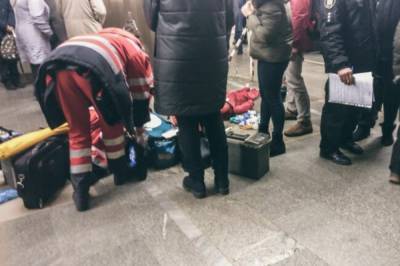 В киевской подземке мужчина упал на рельсы: из-за ЧП останавливали поезда