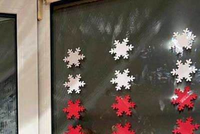 В Минске отказались возбуждать дело за разбитые окна с красно-белыми снежинками