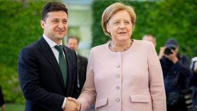 Зеленский обсудил с Меркель Донбасс