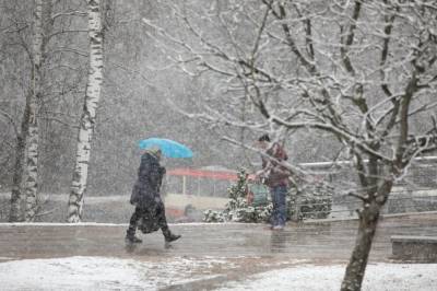 Делал снежного ангела и плавал по тротуару: в Луцке заметили мужчину, который очень радовался зиме (видео)