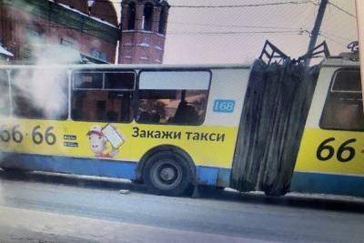 В центре Ярославля отвалившаяся деталь от троллейбуса пробила крышу «Мерседесу»