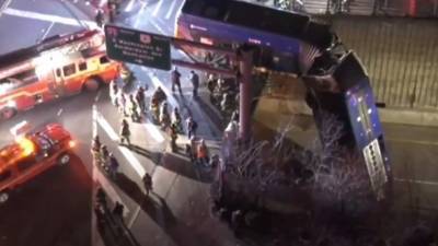 Пассажирский автобус повис на эстакаде в Нью-Йорке после ДТП