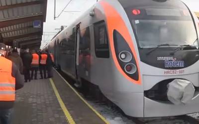 Непогода в Украине: "Укрзализныця" сделала заявление о курсировании поездов, детали