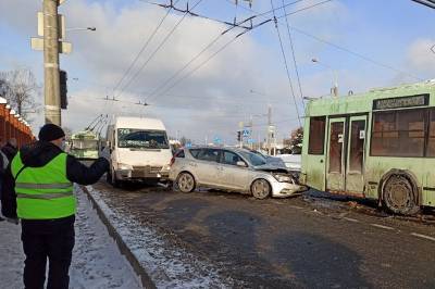 Фотофакт. В Минске Kia врезался в троллейбус и был отброшен прямо на маршрутку
