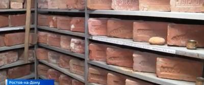 Ученый ЮФУ собрал коллекцию песков мира и кирпичную библиотеку