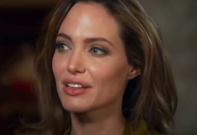 Анджелина Джоли лишила дара речи пикантным образом с невероятным декольте: "Дамам на зависть"