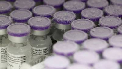 Pfizer временно сокращает поставки вакцины для перестройки производства