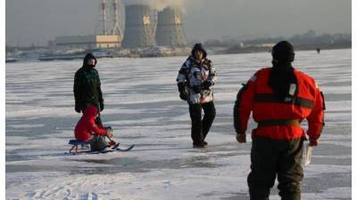 Петербуржцам запретили выходить на лед до 15 апреля