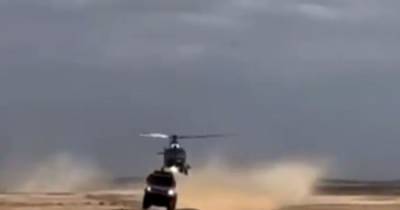 Как в фантастическом фильме: на ралли "Дакар" грузовик столкнулся с летящим вертолетом (видео)
