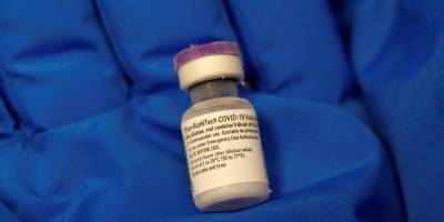 Pfizer временно сокращает поставки вакцины от COVID-19 в Европу и Канаду: что произошло и как на это реагируют