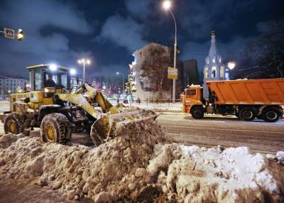 Сотрудники коммунальных служб Москвы обработают ночью дороги и тротуары