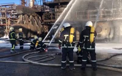 Спасатели подняты по тревоге: пожар на нефтехимическом предприятии, что известно о выбросах