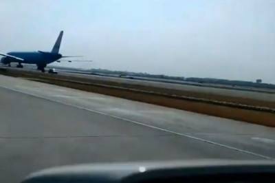 В аэропорту Бангкока мужчина случайно свернул не туда и поехал навстречу севшему самолету: видео
