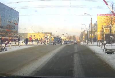 Водитель случайно «похитил» шлагбаум на переезде в Петербурге