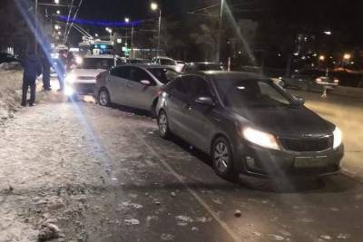 В Омске произошла массовая авария с участием маршрутки