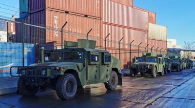 США передали украинской армии военные автомобили и лодки