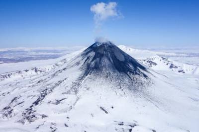 Над вулканом Ключевской на высоту 6 км поднялся столб пара и газа