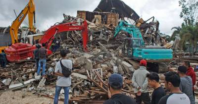 Число жертв мощного землетрясения в Индонезии возросло до 42, пострадавших уже более восьми сотен (4 фото)