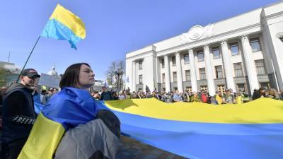 «Дополнительные проблемы для людей»: на Украине вступила в силу очередная статья закона о языке