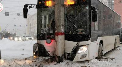 В центре Чебоксар автобус влетел в столб
