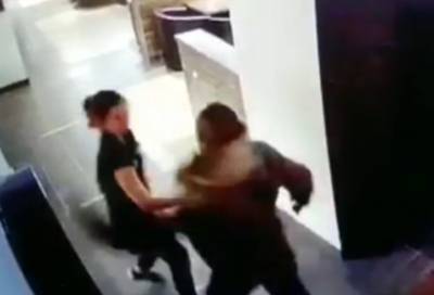 В Петербурге арестовали агрессивного мужчину, который избил официантку