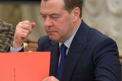 Медведев объяснил причину нарушений на выборах президента США