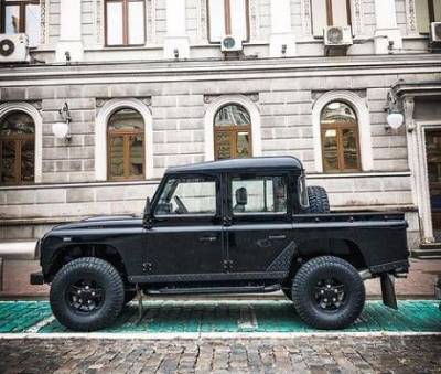 В Киеве заметили редкий тюнингованный Land Rover Defender (ФОТО)