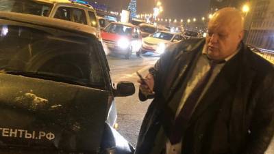 Шоумен Барецкий разбил авто в центре Петербурга