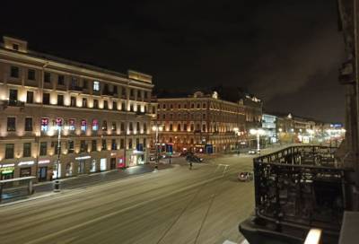 Праздники кончились: ночью с Невского проспекта убрали новогодние украшения