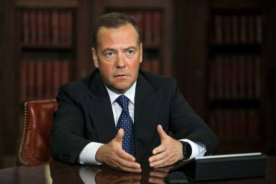 Медведев дал жёсткую оценку войне американских корпораций с Трампом