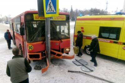 Автобус врезался в столб в Иркутске