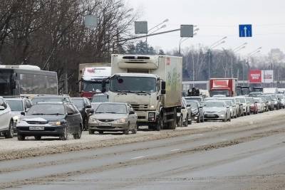 Московских водителей призвали к осторожности из-за гололеда и заносов