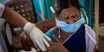 Индия начала самую масштабную кампанию по вакцинации от COVID-19 — фото