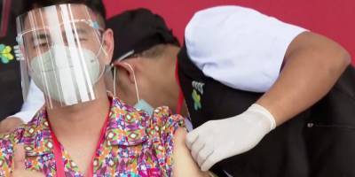 Убеждают людей вакцинироваться. В Индонезии блогеры одними из первых получили прививки от коронавируса