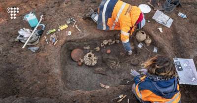 Во Франции нашли 2000-летнюю могилу с останками ребенка, похороненного с щенком