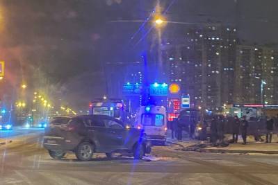 Каршеринговый автомобиль влетел в толпу людей на переходе в Петербурге