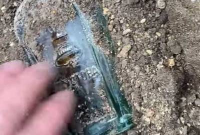 В Одессе рабочие нашли 100-летнюю бутылку коньяка