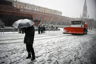 Москву засыпает снегом