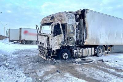 На 386-м км трассы М-1 сгорел тягач «Вольво» в Смоленской области, водитель обожжен