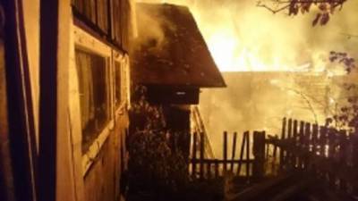 Четыре человека погибли в горящем доме в Твери
