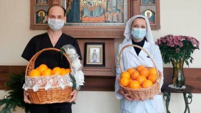 Патриарх передал больницам и центрам помощи тонну апельсинов