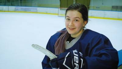 Девушка-блогер без руки играет в новосибирской хоккейной команде.