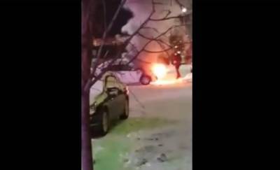 В центре Тюмени загорелся автомобиль