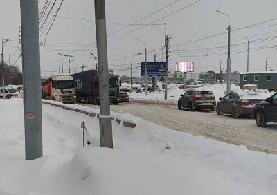 В Дашково-Песочне застрявшие в снегу фуры перекрыли дорогу