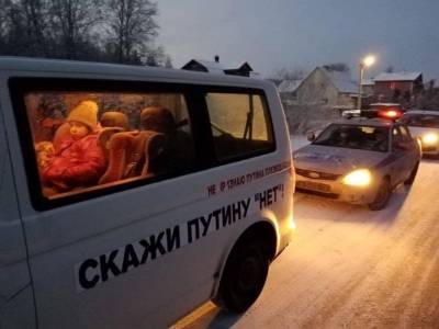 В Петербурге у активиста забрали машину на стоянку из-за надписи "Скажи Путину Нет!"
