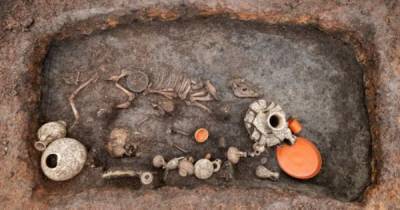 Во Франции нашли 2000-летнюю могилу ребенка, похороненного с любимым щенком