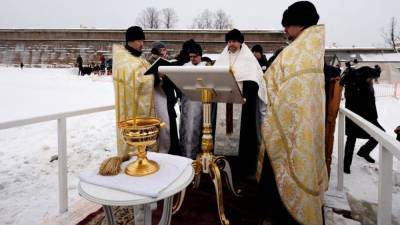 РПЦ призвала верующих отказаться от крещенских купаний из-за коронавируса